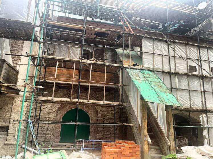 Работы по монтажу кровли продолжаются в Стефановской церкви Мирожского монастыря