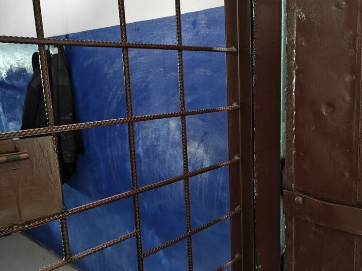 В Мурманской области задержанный устроил утренний бунт в камере и напал на полицейского