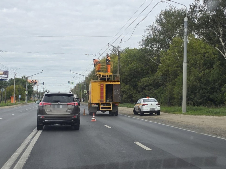 На выезде из Рязани в сторону Москвы перекрыли полосу из-за ремонтных работ