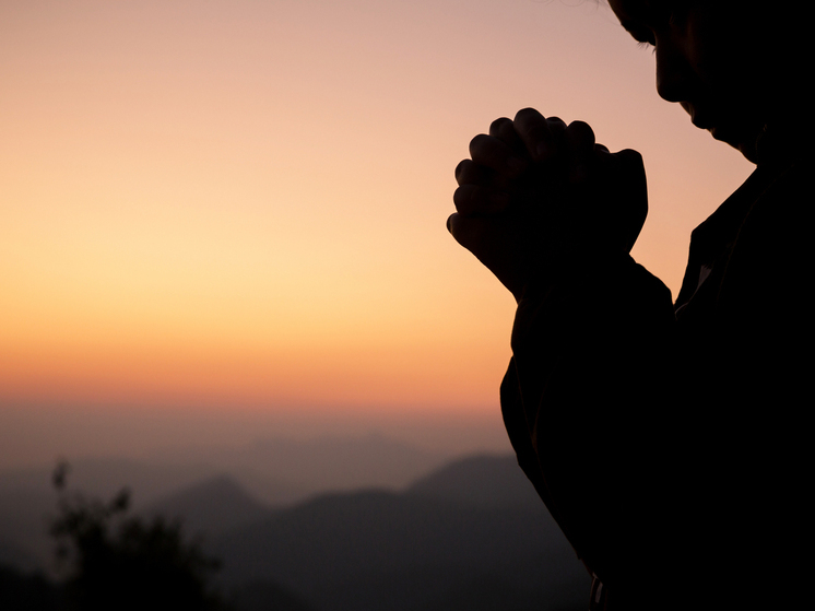 Почему женщины чаще мужчин верят в Бога: объяснение батюшки