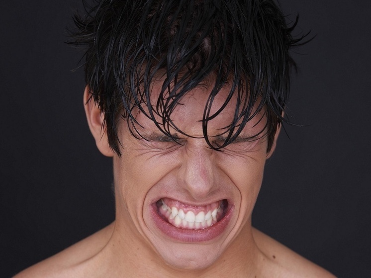 Ортодонт Барагунова: стискивание зубов может создавать микротрещины в эмали