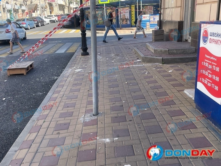 Штукатурка сыпется прямо на пешеходный тротуар в центре Ростова