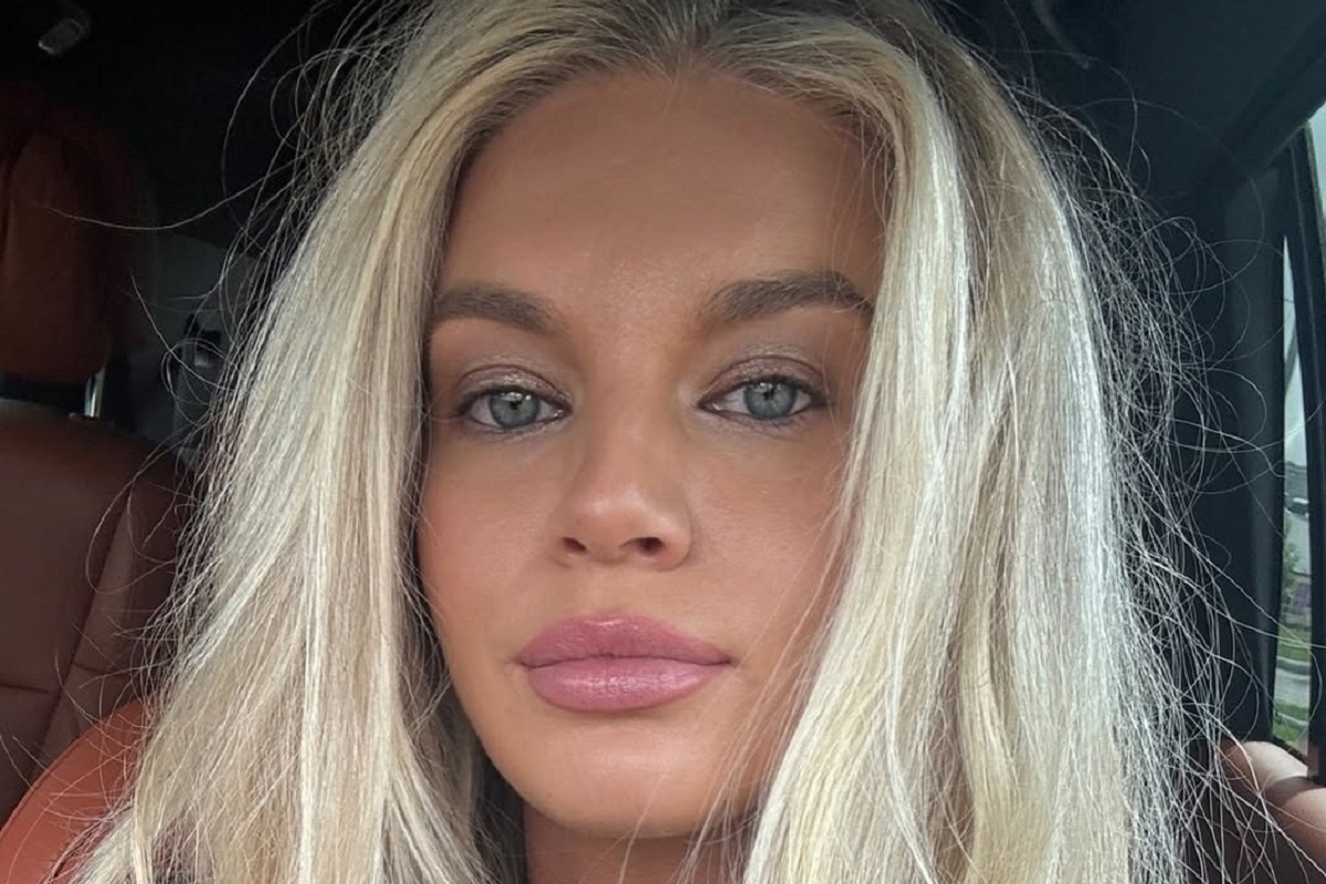 Сексуальная блондинка сняла горячее видео крупным планом