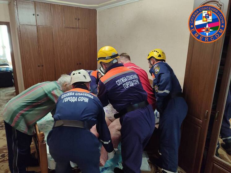 В Сочи спасатели помогли женщине с большим весом отправиться в больницу