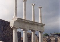 Итальянские правоохранительные органы задержали туриста из Шотландии при попытке контрабандой вывезти пять камней и фрагмент древнего кирпича из археологической зоны города Помпеи, погребенного под пеплом Везувия в 79 году нашей эры
