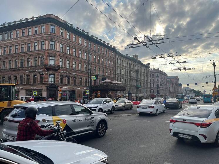 Невский в осаде: эпицентр летнего столпотворения бесит петербуржцев