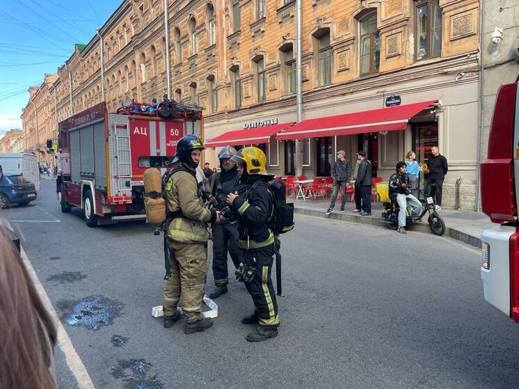 На улице Рубинштейна в Петербурге дым привлек 4 пожарных машины и карету реанимации