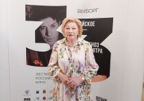 В дни, когда проходил кинофестиваль «Окно в Европу» в Выборге, куда съехались кинематографисты разных поколений, стало известно о появлении закона о нравственных ценностях в кино. Никто толком ничего о нем не знал, но легкая дрожь пробежала. Особенно изумило, что под его молох могут попасть старые фильмы, которые тоже начнут проверять по кем-то установленной шкале.
