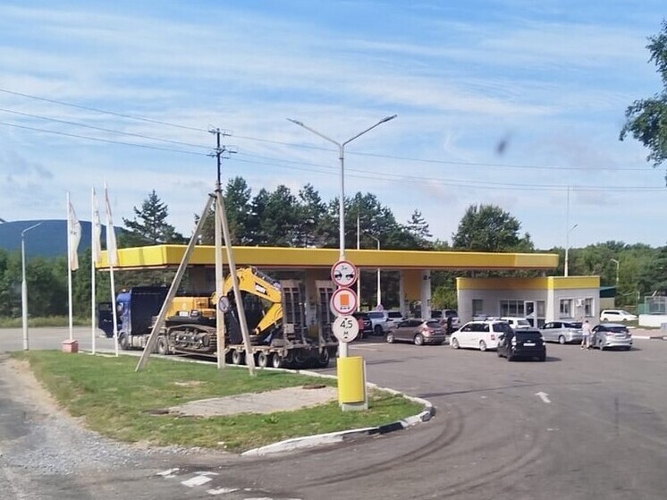 Не первый год в Приморском крае в сезон отпусков автомобилисты сталкиваются с нехваткой бензина.