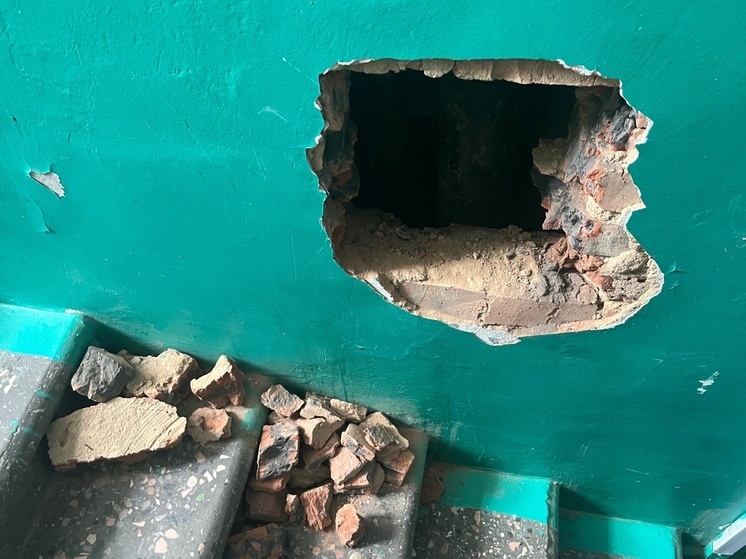 В Орле жители дома №4 на площади Поликарпова жалуются на огромные дыры в стене подъезда