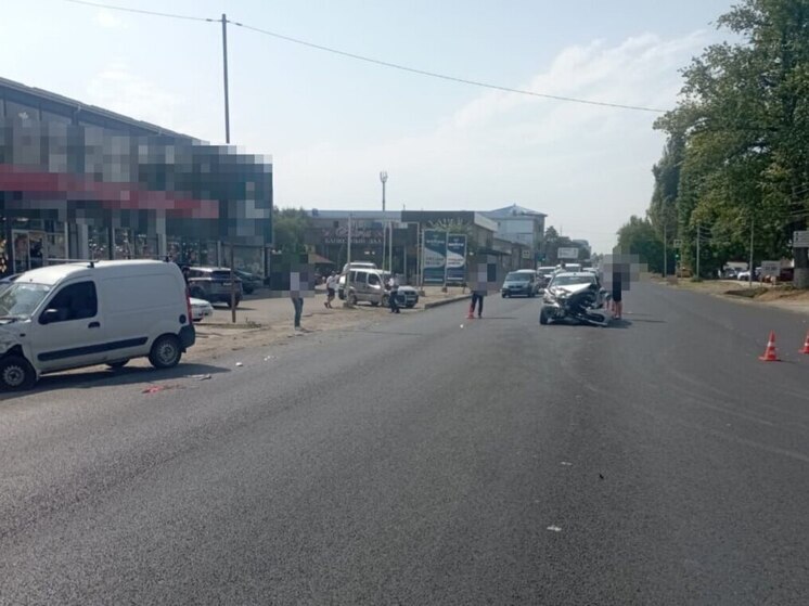 В Пятигорске столкнулись четыре легковушки, двое пострадали