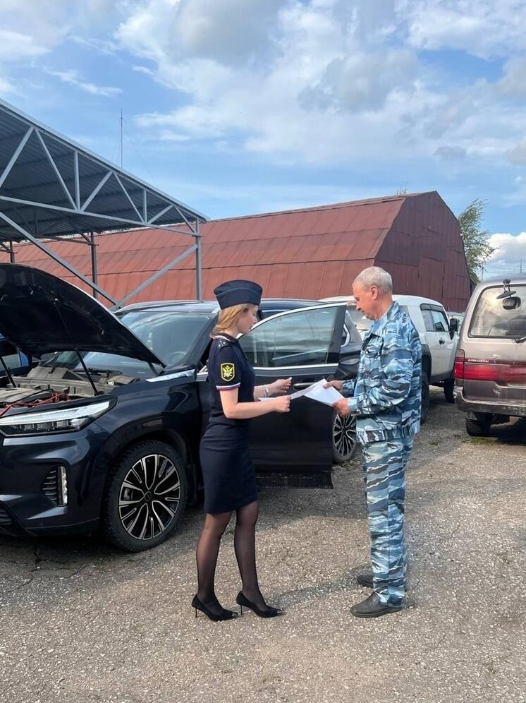 В Пскове судебные приставы конфисковали автомобиль и массажное кресло у осуждённого экс-чиновника