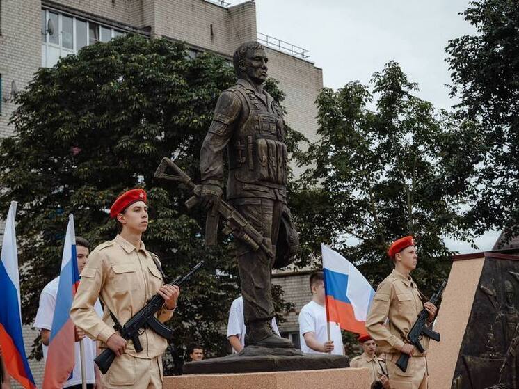 В Фатеже открыли памятник погибшим на СВО военным