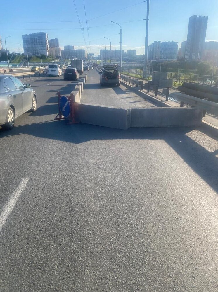 В Новосибирске ограничили движение у метро «Спортивная» для установки дождеприемников