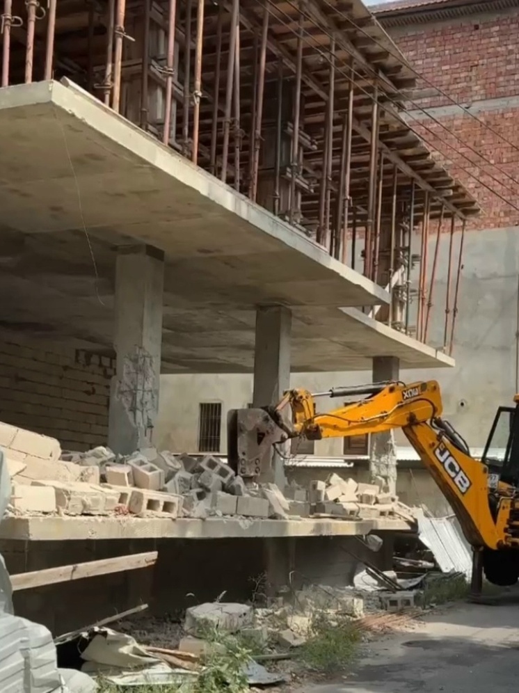 В Махачкале начали снос незаконного многоквартирного дома