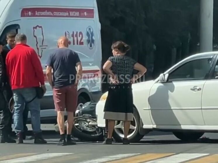 В центре Кемерова мотоциклиста сбил автомобиль