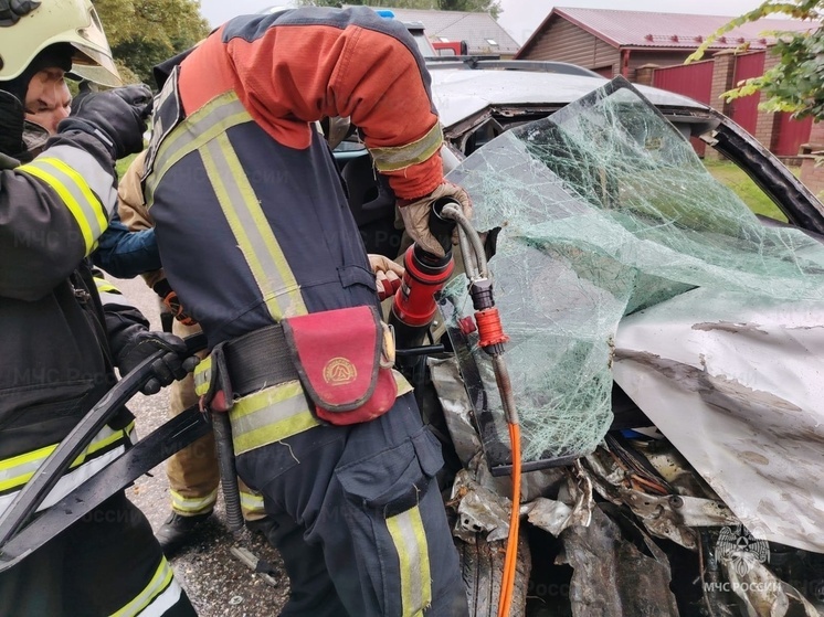 Спасатели распилили легковушку после ДТП в Боровске
