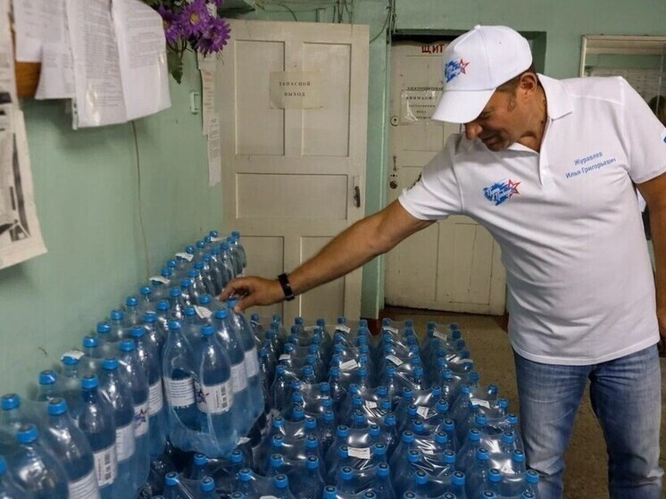 В Донецк прибыла партия гуманитарной помощи из Севастополя 40 тонн питьевой воды