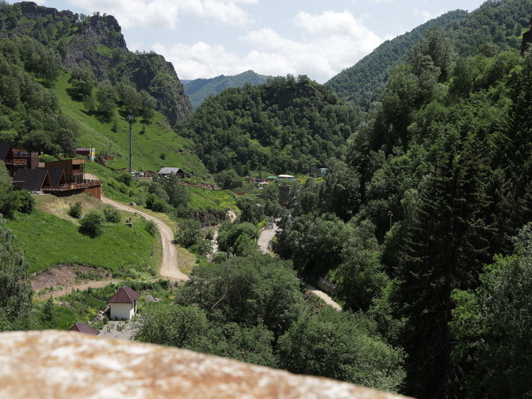 Shot: застрявшая на пике Победы альпинистка заплатила за тур 400 тыс. рублей