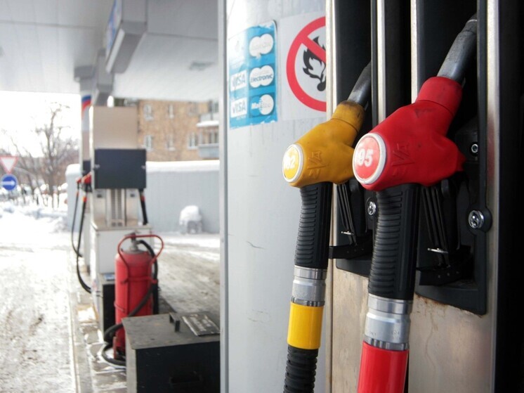 Baza: Крым и Запорожье столкнулись с острым дефицитом бензина