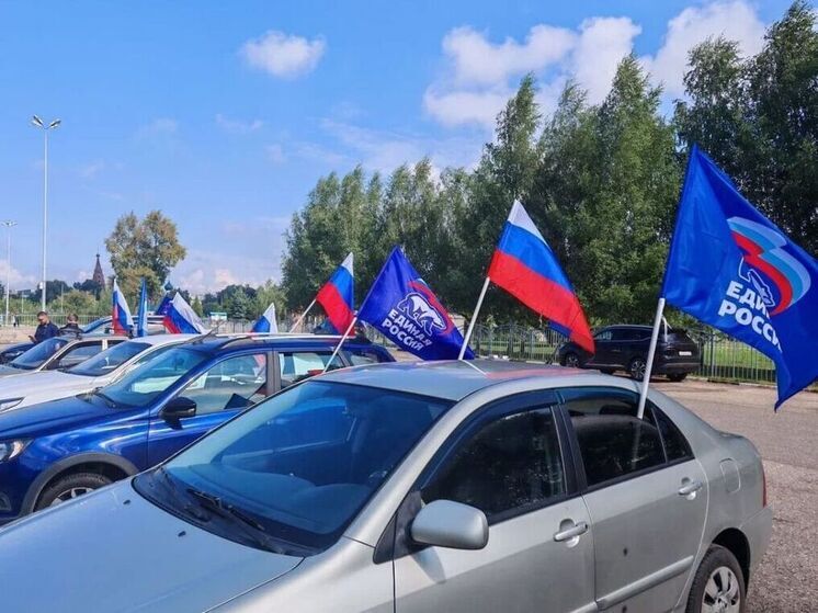 «Zа Россию!»: ко Дню государственного флага «Единая Россия» провела автопробег