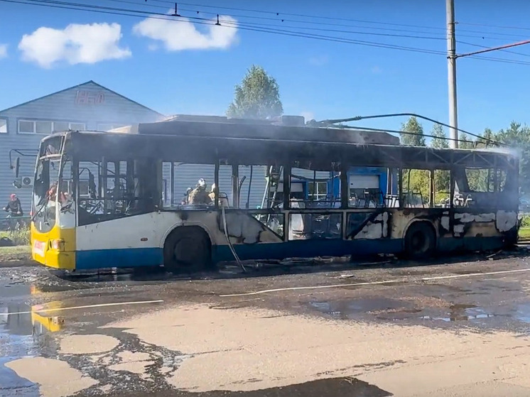 В Рыбинске во время движения сгорел троллейбус
