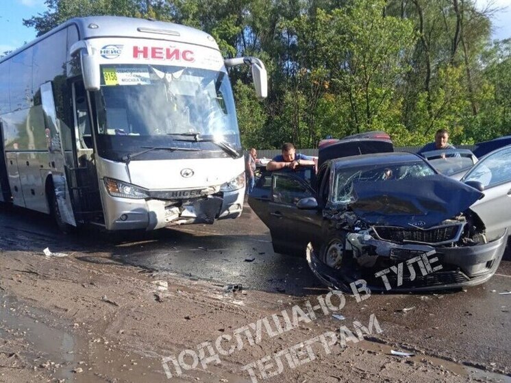 На Новомосковском шоссе водитель KIA устроил ДТП с рейсовым автобусом