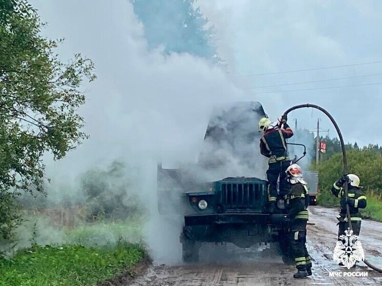 В Мантурово пожарные экипажи МЧС спасли от огня автомобиль «Урал»