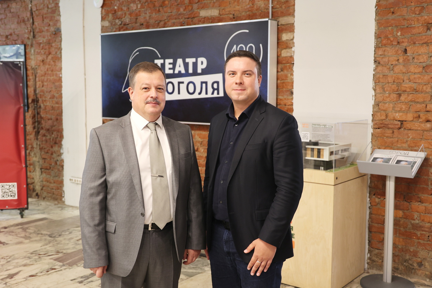 Артисты и сотрудники театра во время мероприятия