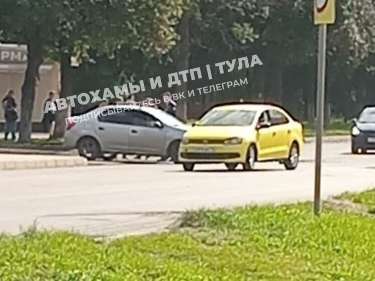 В Туле на перекрестке "Логан" распорол борт желтому "Поло"