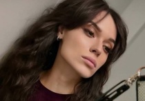 Олимпийская чемпионка по фигурному катанию Аделина Сотникова поделилась результатами новой фотосессии. Спортсменка предстала перед камерой в мини-юбке и кожаной косухе.