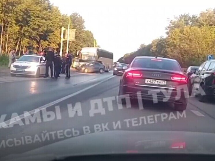 KIA под автобус недалеко от Тулы могла "вытолкнуть" попутная "Тойота"