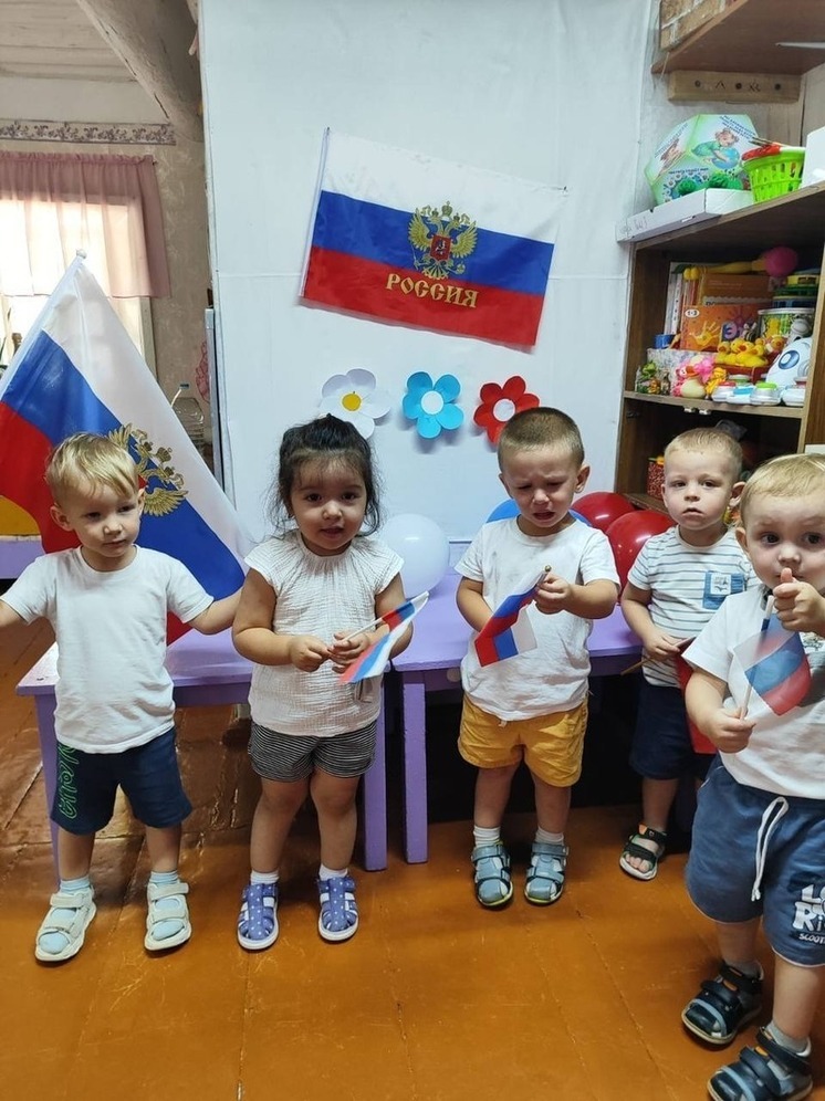 Юные элистинцы отмечают День Российского флага