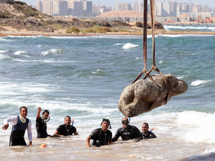 Со дна Средиземного моря близ египетской Александрии подняли старинные гигантские статуи
