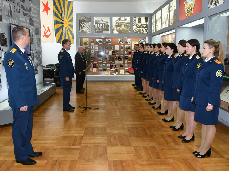 Молодым специалистам УФСИН Смоленской области вручили первые служебные удостоверения в День офицера России