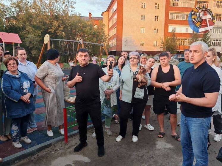 Глава Ноябрьска обсудил с жителями благоустройство и освещение микрорайонов