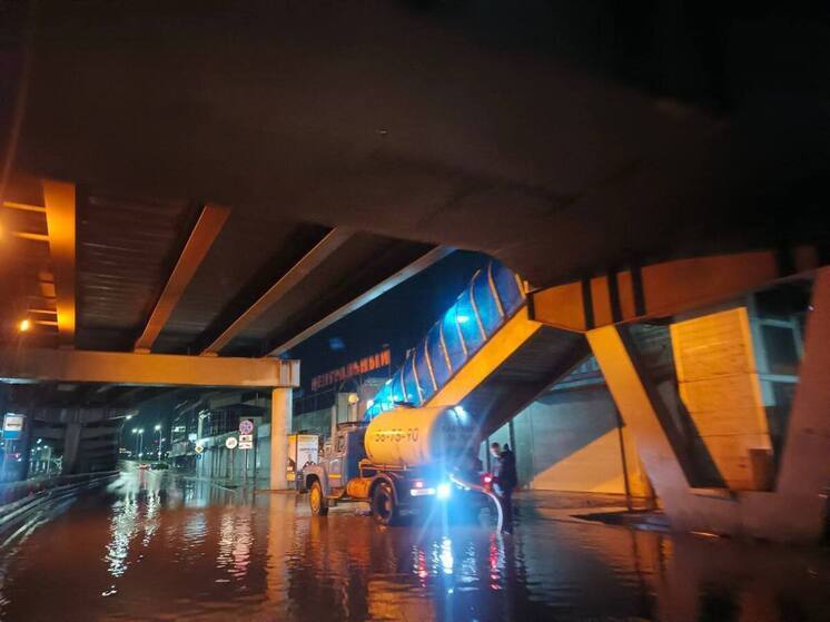 В Улан-Удэ коммунальные службы всю ночь откачивали воду после дождя