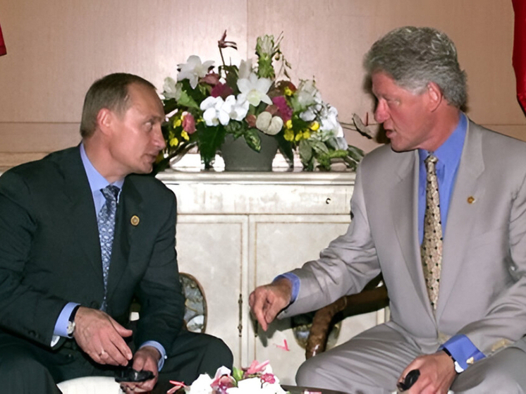 Клинтон заверял Путина, что расширение блока НАТО не угрожает интересам России