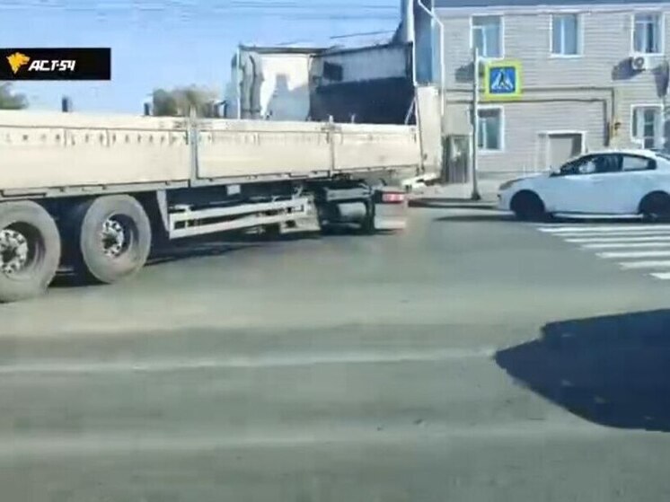 Три полосы в сторону Толмачёво на Станционной в Новосибирске перекрыл тягач