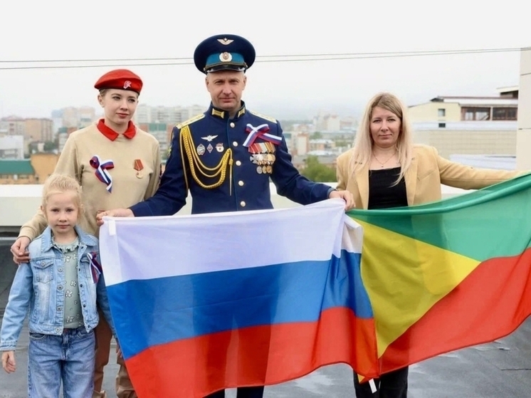 Семья ветерана СВО подняла триколор над зданием правительства Забайкалья