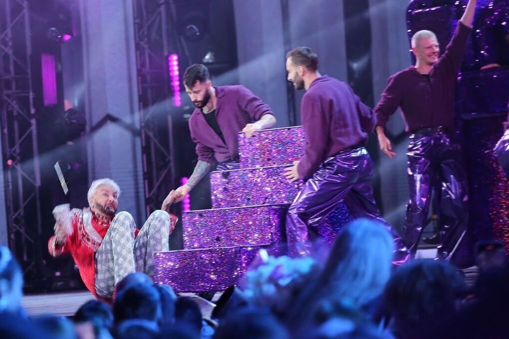 Сокрушительное падение Филиппа Киркорова обросло тремя версиями