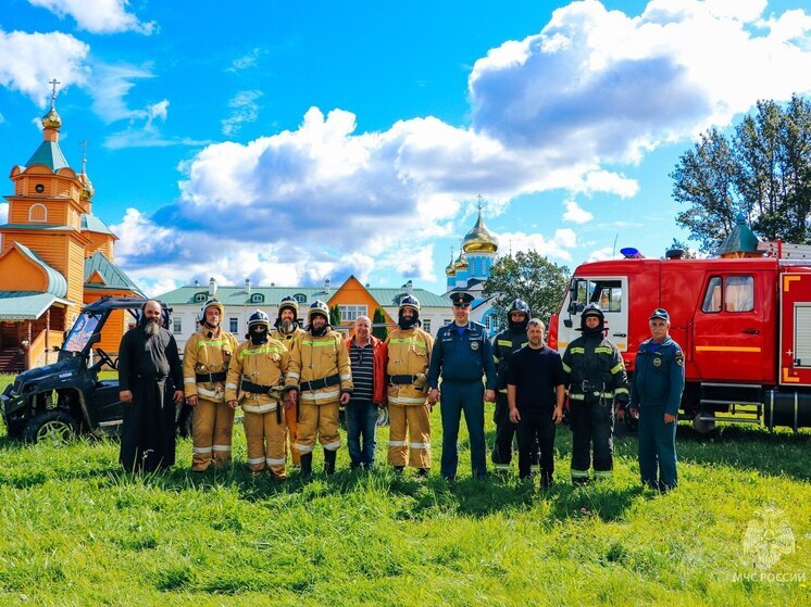 В Никандровой пустыни добровольцы учились тушить пожар