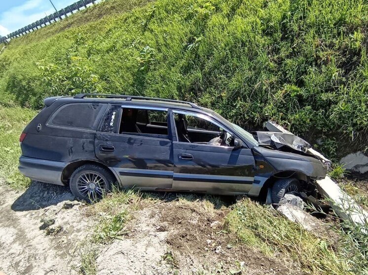 На Алтае водитель иномарки не справился с управлением и врезался в фонарный столб
