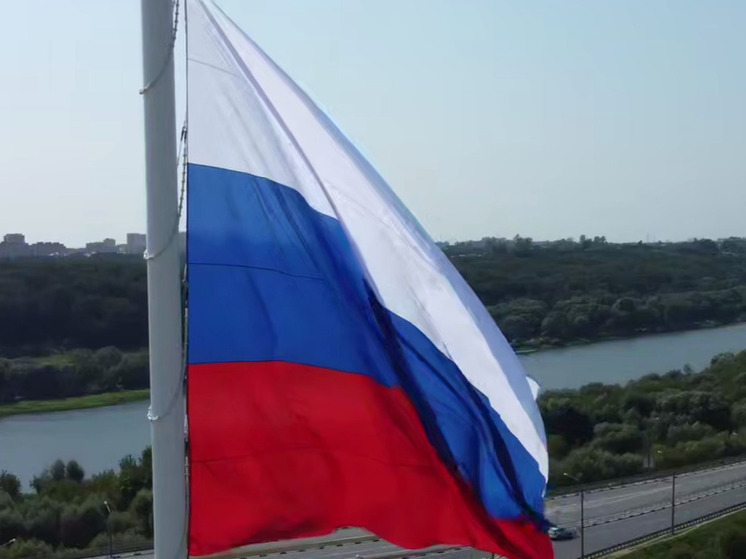 Калужан поздравляют с Днём российского флага