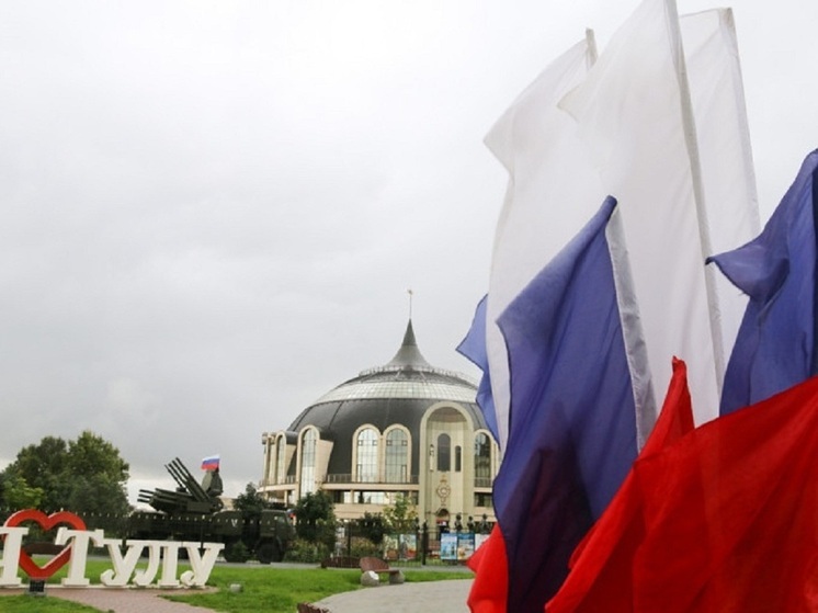 Тулу украсили триколорами к празднованию Дня государственного флага