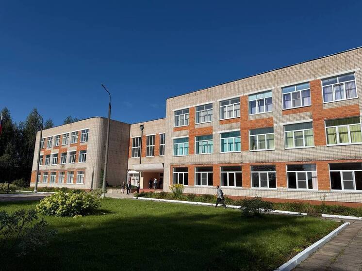 Губернатор осмотрел обновлённый Пустошкинский центр образования