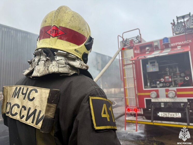 Больше восьми часов тушили пожар на складе в Мурманске