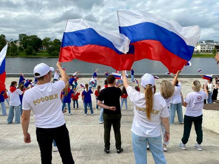 Борис Елкин поздравил псковичей с Днём Государственного флага