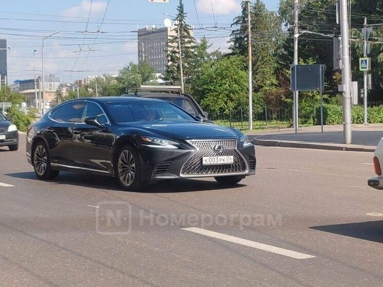 Администрация Красноярского края подала в суд на дорожную службу из-за поврежденного Lexus в яме