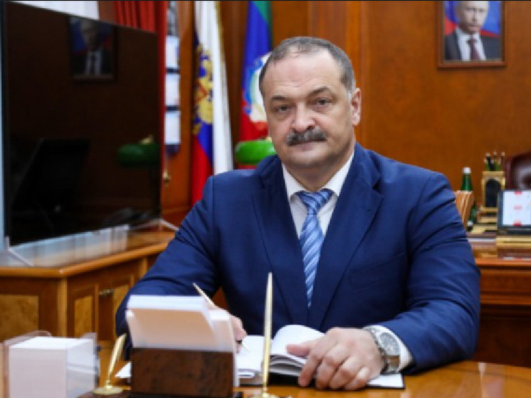Меликов поздравил дагестанцев с Днем Государственного флага России